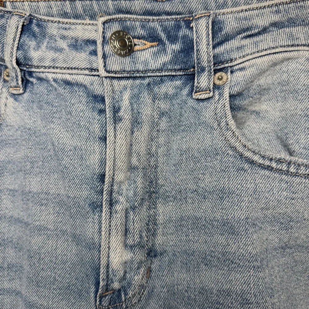 American Eagle Mom Straight Jean Light Wash Frayed Hem Straight Leg Jeans 8 Long